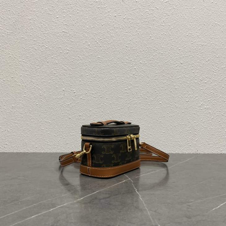 Picture of Celine Handbags _SKUfw225666640fw
